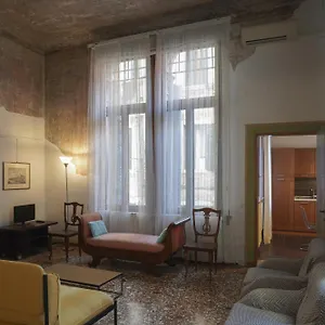 Melusina Rialto Historical Center Venise